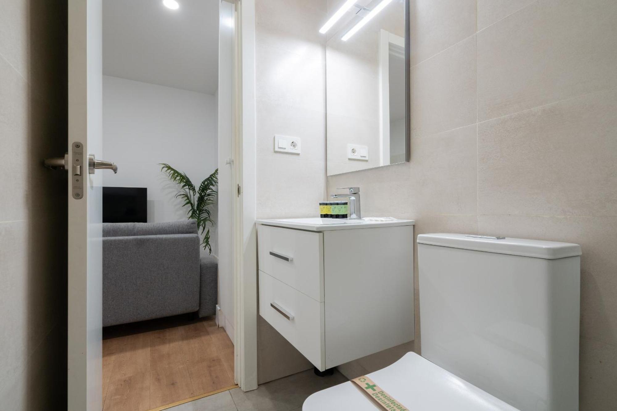 Apartamentos Reformados En Metro Pacifico Alquiler Temporal Madrid Exteriör bild
